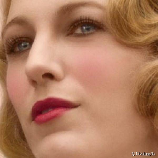 Na produ??o de noiva usada no cartaz de 1930, a maquiagem da personagem mostra romantismo atrav?s de tons de rosa para real?ar as ma??s do rosto e os l?bios